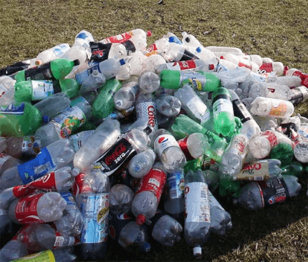 Có rất nhiều chai nhựa thải ra môi trường mỗi ngày